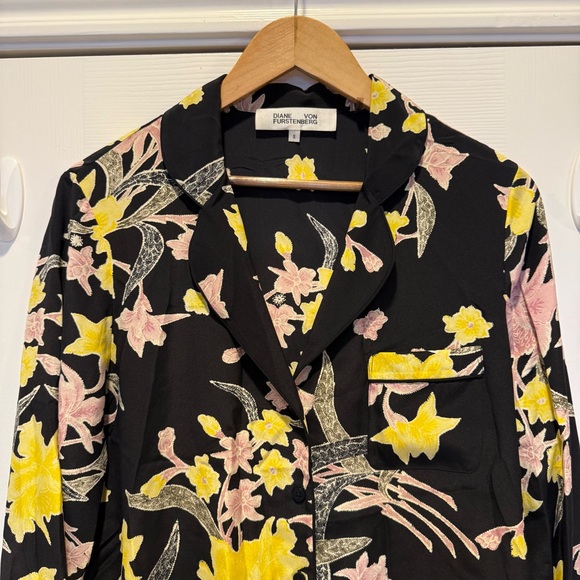 Diane Von Furstenberg Silk Button Up Blouse Women’s S Black Floral Relaxed Luxe - Picture 4 of 9